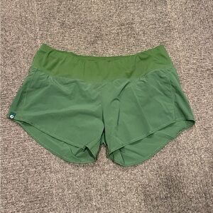 Oiselle Featherweight Roga Shorts - Lush  size 10